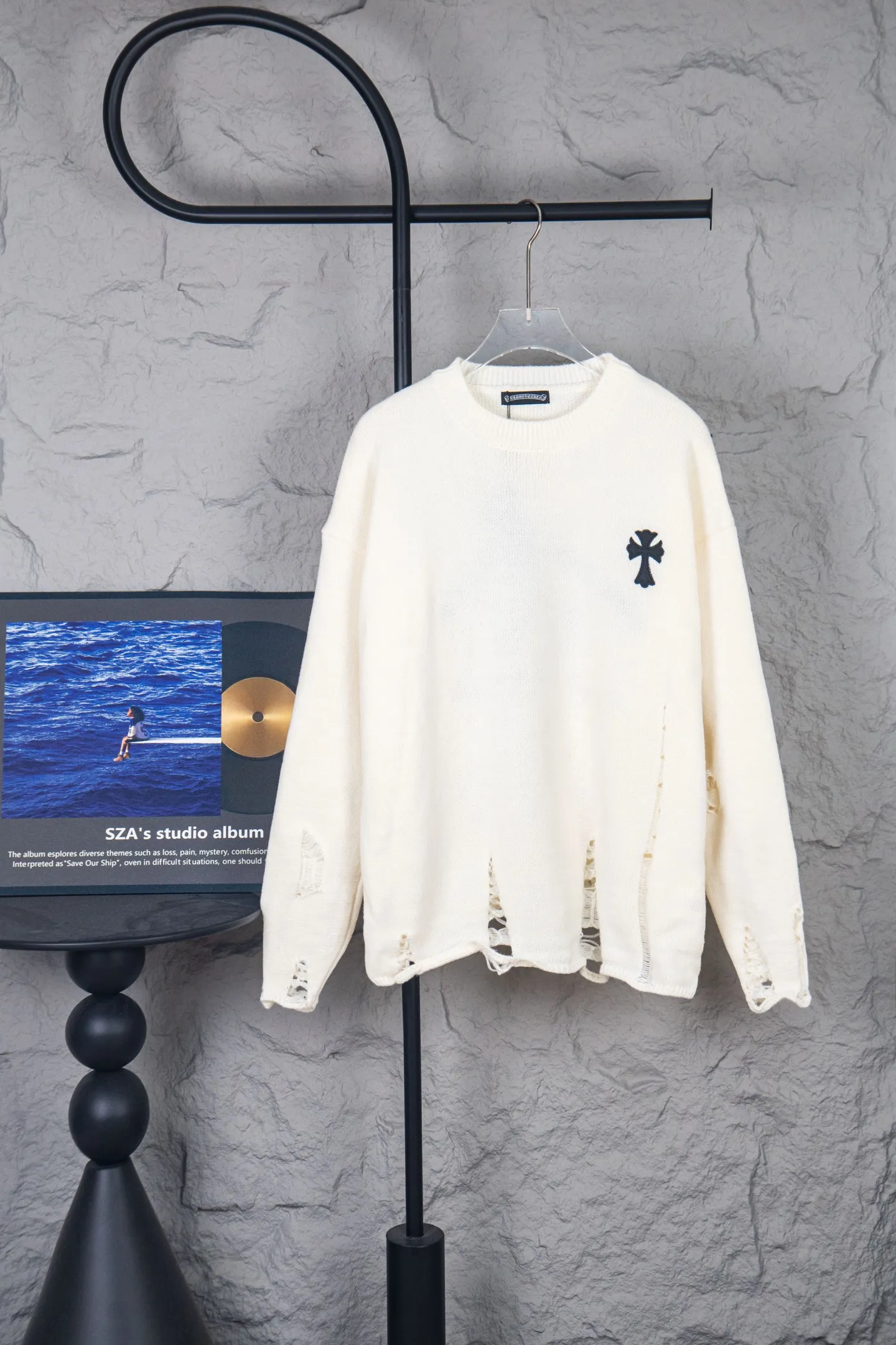 P250 Chrome Hearts CH Chrome Hearts Patch Cross Hole Knitted Sweater Pullover. The popular style is the same for men and women. It is matched with black and white. It looks good in real life. It looks good on the upper body. It looks good in daily wear. It is even more photogenic. It’s hard not to buy it. Buy it for me!!! Believe me, no one can refuse such a machine-length Chrome Hearts jacket. It has expanded the version based on the old version. The upper body is loose and stylish. The casual design of the hem is expanded to make fat people slim down to the extreme. Slim people are limited to high-end and high-end. 10,000 yuan ZP printing. 1:1 perfect restoration. Looks good when worn alone. Both men and women can control it easily. If you care more about quality, you must also respect the price. It is completely different from the thin see-through bottoms that pill when worn. If the style makes you shine at a glance, then quality is what you should pay more attention to. Compared with price, what we focus on is quality. Customers who have received my products know all about it. ️️️ Sweaters on the market are generally made of bract yarn. We use modal. Compared with core-spun yarn, the advantages are very intuitive: high cost, high price, high density, relatively expensive for developers, allowing us to make a lot less money. In addition, the upper body is delicate, anti-pilling, and high-end. We are conscientious sellers. Quality determines the upper body effect. No matter how bad the quality, the best style is still the temperament of the urban-rural fringe. We only do long-term business. Quality determines character. Take it back and wear it with confidence and wash it. The quality of the pattern will definitely make your eyes shine. We only make the right version of high quality. We make high-end hard goods. Reject junk goods and reject fast food. Conscientious quality and conscientious price. You deserve it!  Color: Black White Gray Red Size: S M L